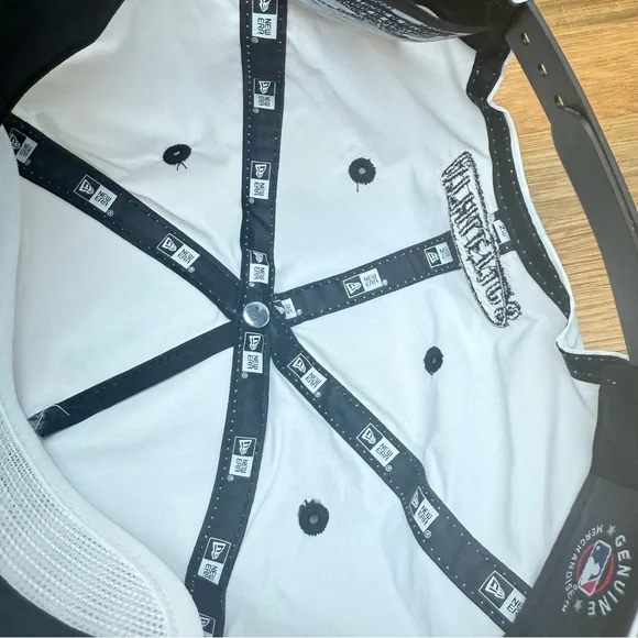 New Era Oakland A's White Black Silver Exclusive 9FORTY A-Frame Snapback Hat Cap - Picture 5 of 6